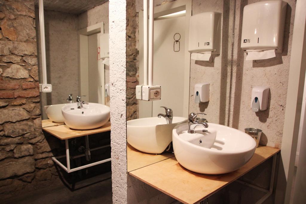 Destil Hostel ติรานา ภายนอก รูปภาพ